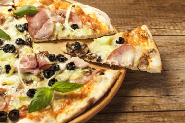 ahşap zemin üzerine lezzetli Pizza yakın çekim