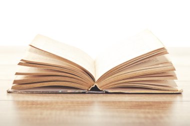 Vintage Kitap ahşap arka plan üzerine açık