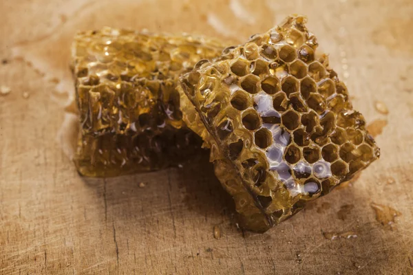Méhsejt a fából készült háttér — Stock Fotó