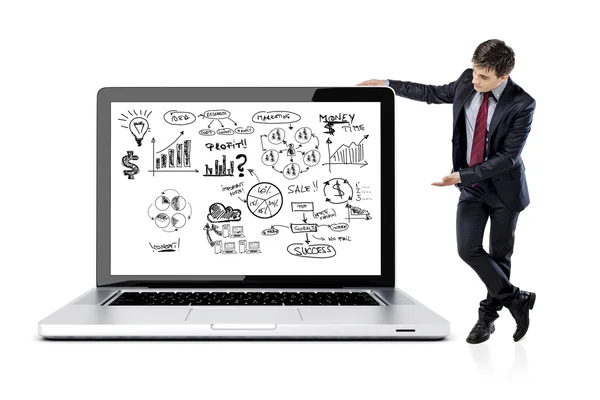 Hombre de negocios en traje y plan de negocios en la pantalla del ordenador portátil — Foto de Stock