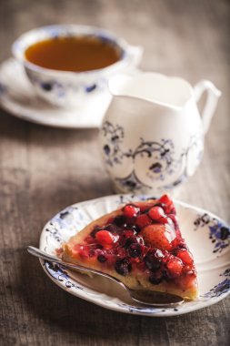 ahşap zemin üzerine lezzetli meyve tart tatlı