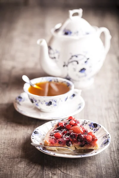 Deliciosa sobremesa de torta de frutas no fundo de madeira — Fotografia de Stock