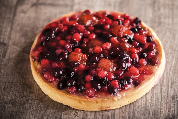 Вкусный фруктовый десерт на деревянном фоне — стоковое фото