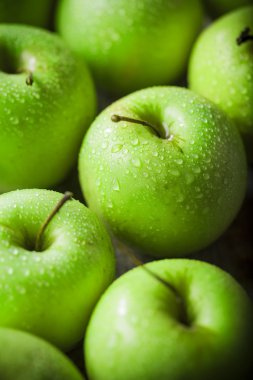 ahşap zemin üzerinde taze sağlıklı yeşil elma