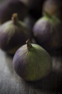 ahşap zemin üzerine lezzetli incir