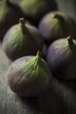 ahşap zemin üzerine lezzetli incir