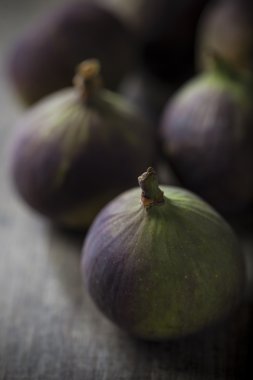 ahşap zemin üzerine lezzetli incir