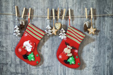 Ahşap arka planda Noel süslemeleri