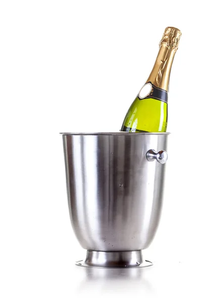 Bottiglia di champagne in fresco, su sfondo bianco — Foto Stock