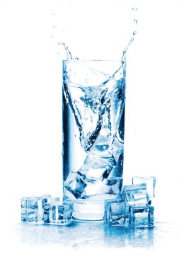 bir bardak su içinde buz küpü splash
