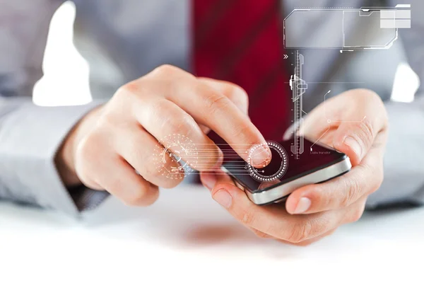 Close up de um homem de negócios usando um telefone celular — Fotografia de Stock