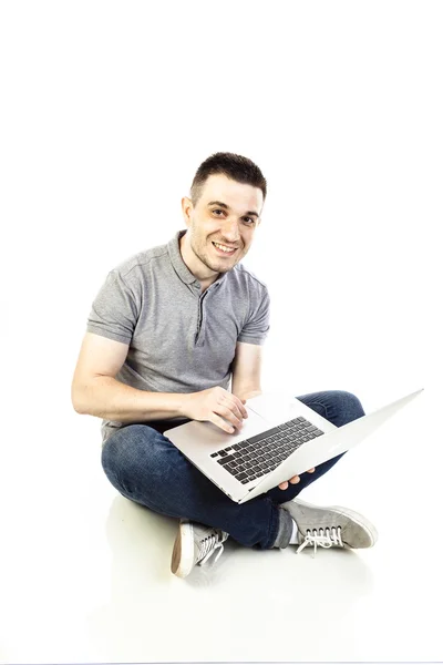 Casual man en laptop — Stockfoto