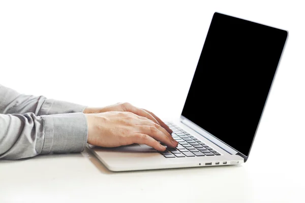 Zamknij się obraz człowieka biznesu, pisania na laptopa — Zdjęcie stockowe
