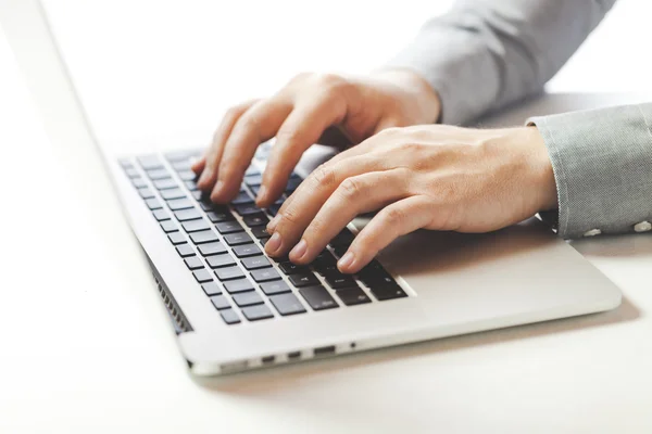 Närbild bild av affärsman att skriva på laptop — Stockfoto