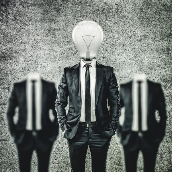 Uomo d'affari con la testa della lampadina, creatività nel concetto di business — Foto Stock