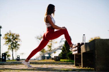 Güzel, güçlü ve formda bir kadın dışarıda çalışıyor.