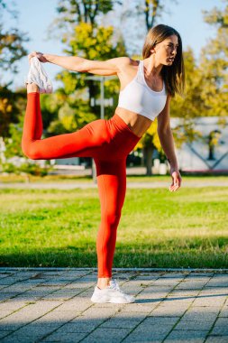 Güzel, güçlü ve formda bir kadın dışarıda çalışıyor.