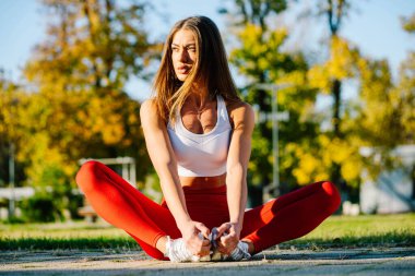 Güzel, güçlü ve formda bir kadın dışarıda çalışıyor.