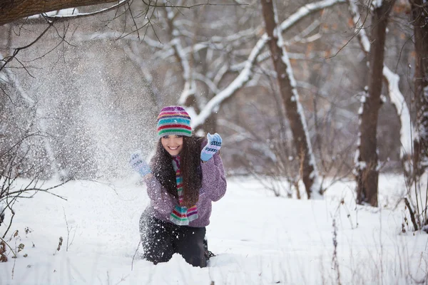 Девушка в зимнем лесу весело — стоковое фото