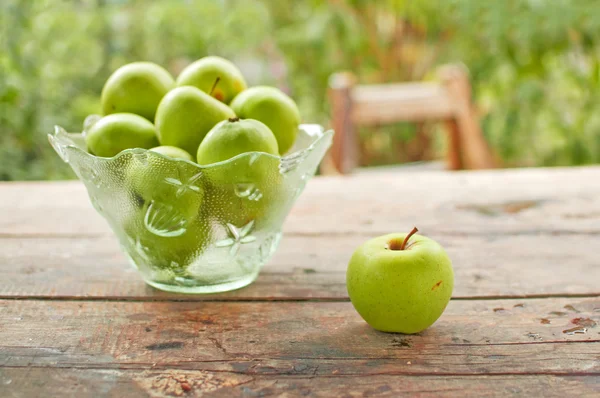 テーブルの上の緑のりんご — ストック写真