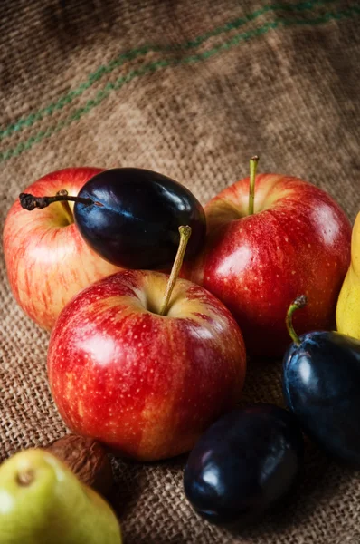 Различные свежие фрукты — стоковое фото