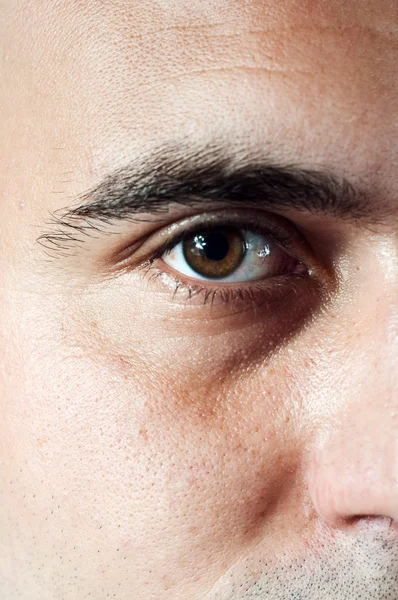 Brązowe męskie oko — Zdjęcie stockowe