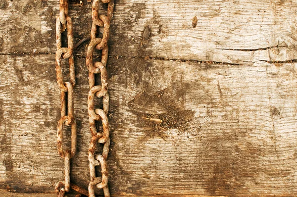 paslı zinciri ve yıpranmış ahşap arka plan