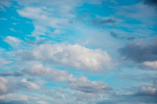 Wolken op blauwe lucht — Stockfoto