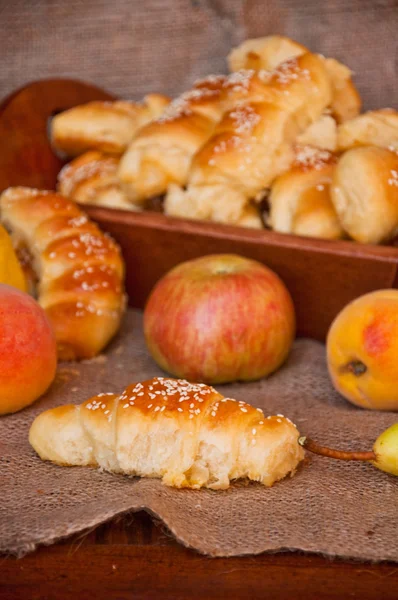 Brot Laibe und Obst — Stockfoto