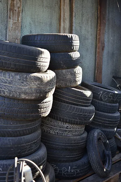 Pila de neumáticos de coche — Foto de Stock