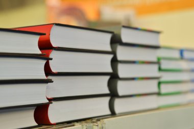 tablo üzerinde kitaplar