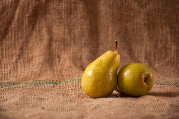 Peras en la mesa —  Fotos de Stock