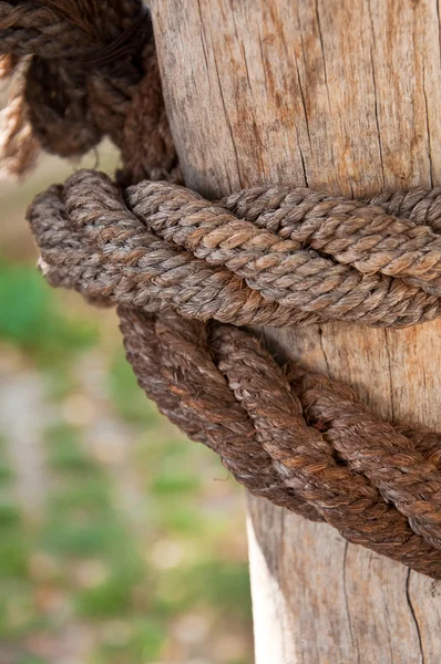 Schip touw en verweerde hout achtergrond — Stockfoto