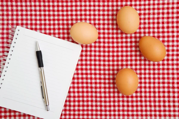 Ανταλλάσσουν αυγά κοτόπουλο στο τραπέζι — Φωτογραφία Αρχείου
