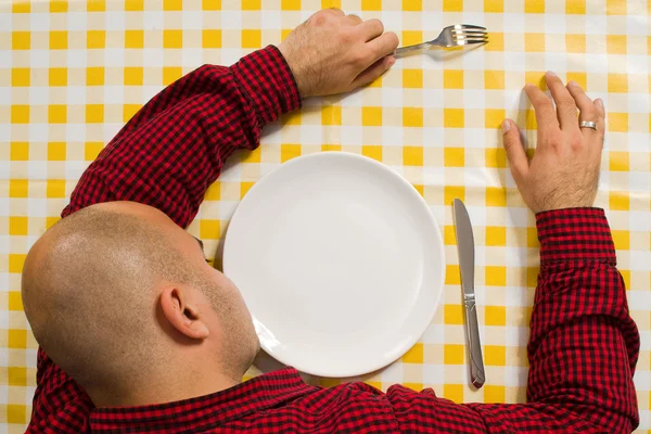 Man sover vid matbordet — Stockfoto