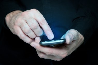 metin mesajı yazmaya Smartphone'da adam