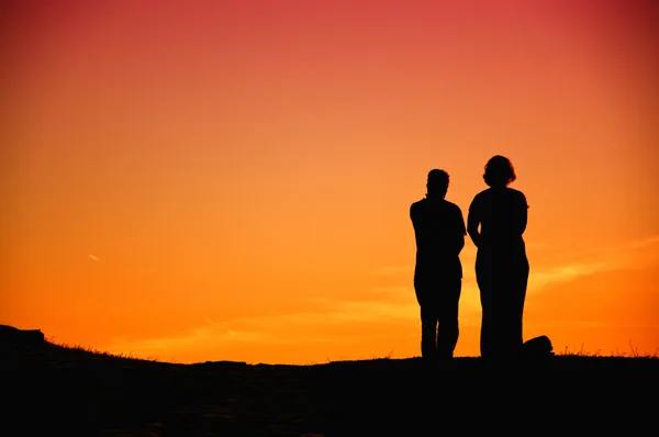 Pareja contemplando el sol — Foto de Stock