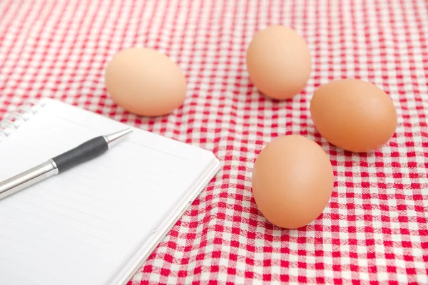 Ανταλλάσσουν αυγά κοτόπουλο στο τραπέζι — Φωτογραφία Αρχείου