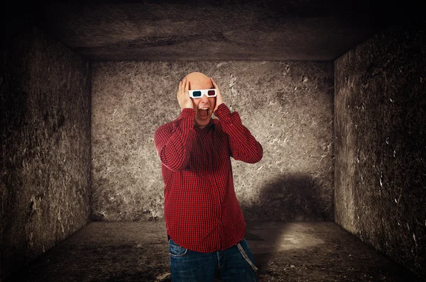 Uomo spaventato con occhiali anaglifi 3d urlando — Foto Stock