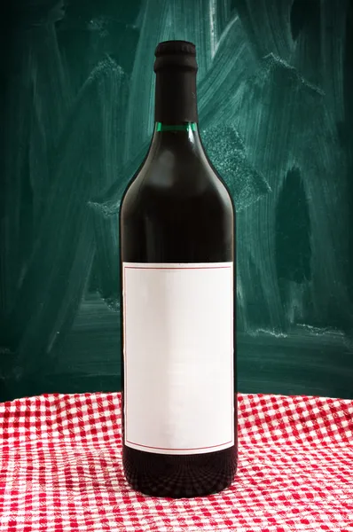 Butelki wina na stolik w restauracji — Zdjęcie stockowe