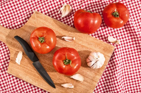 Rote Tomaten und Knoblauch — Stockfoto