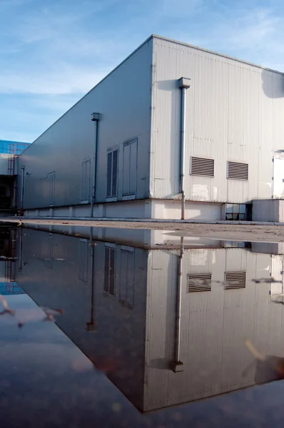 Armazém inundado exterior — Fotografia de Stock