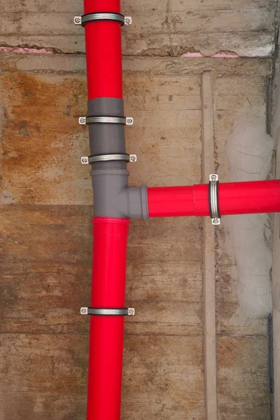 Rote Kunststoff-Wasserrohre — Stockfoto