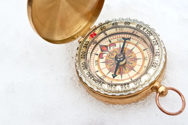 Kompass i snön — Stockfoto