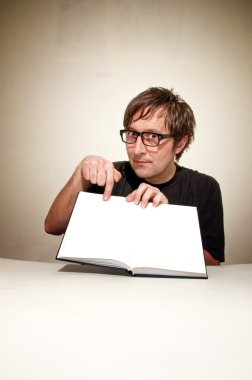 Elinde kitap olan adam.