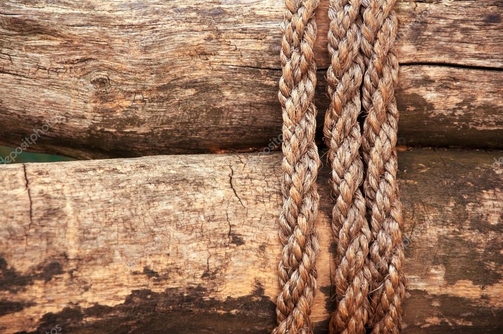 Corda de navio e fundo de madeira intemperizada fotos, imagens de