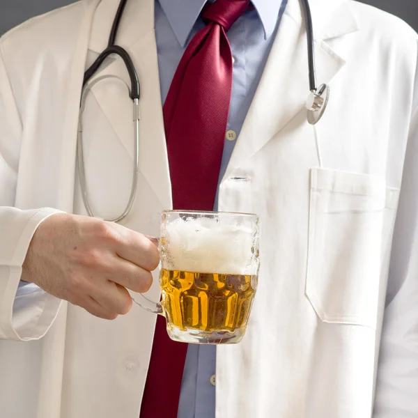 O médico está a beber cerveja. — Fotografia de Stock