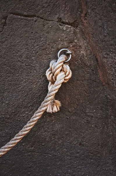 Corda de navio e fundo de pedra resistido — Fotografia de Stock