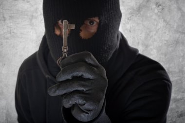 hırsız ile a anahtar