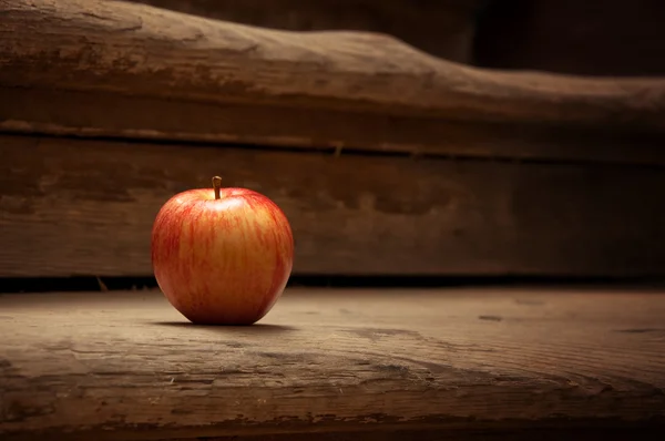 Pomme rouge sur la table — Photo